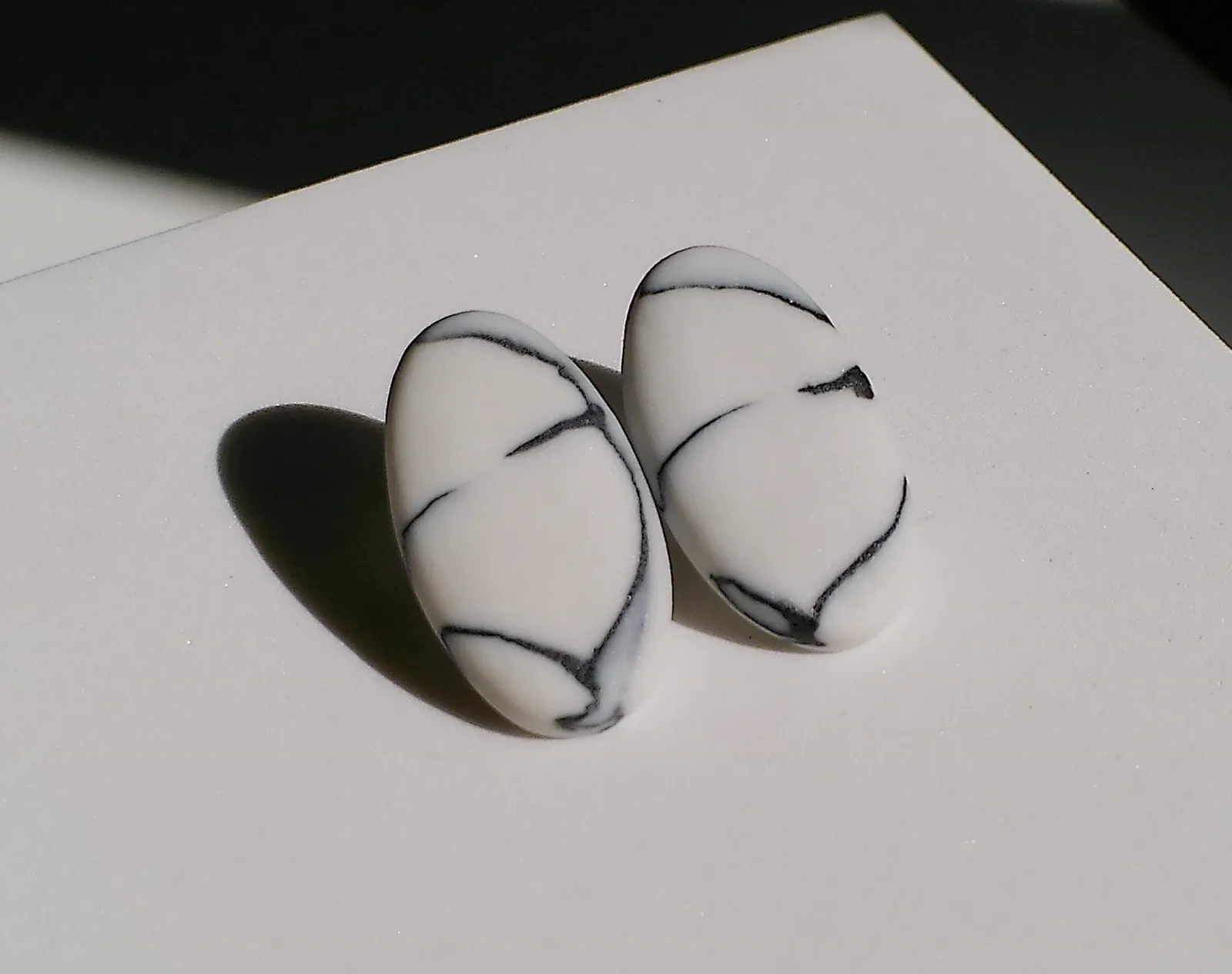 Pendientes ovalados de porcelana con efecto mármol, colección Entre Blanco y Negro