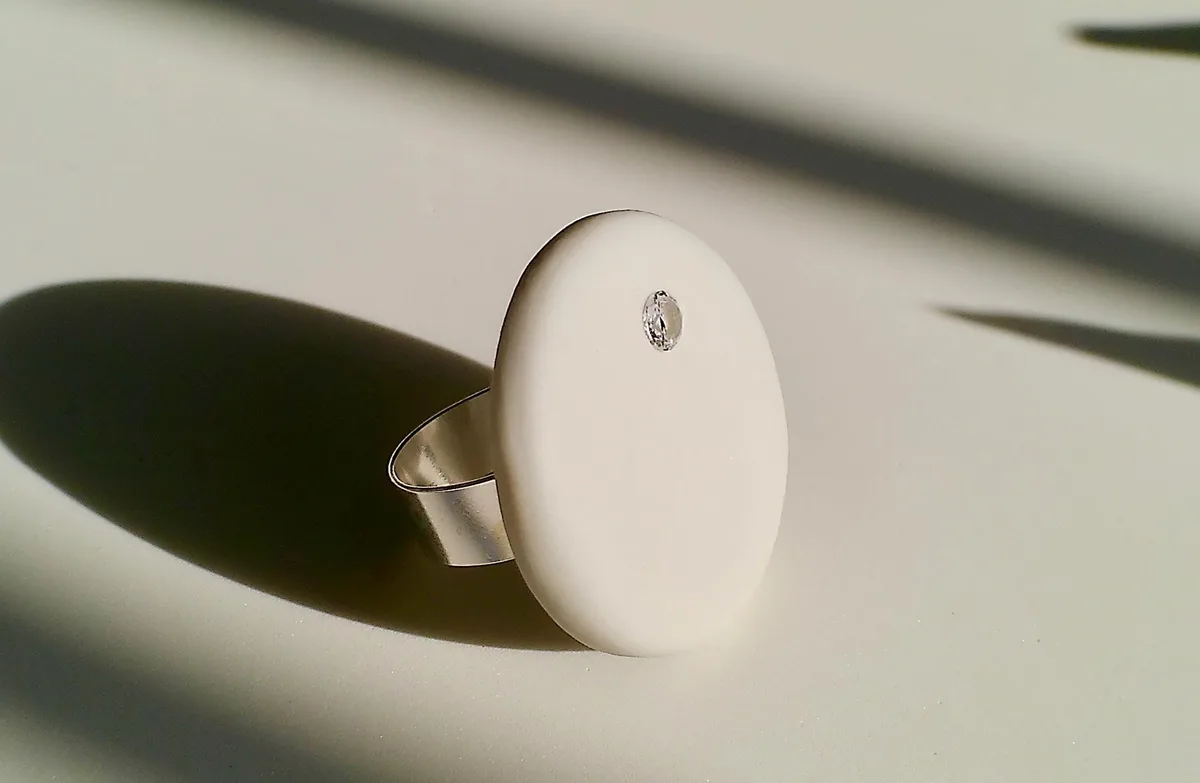 Anillo de porcelana mate · ajustable